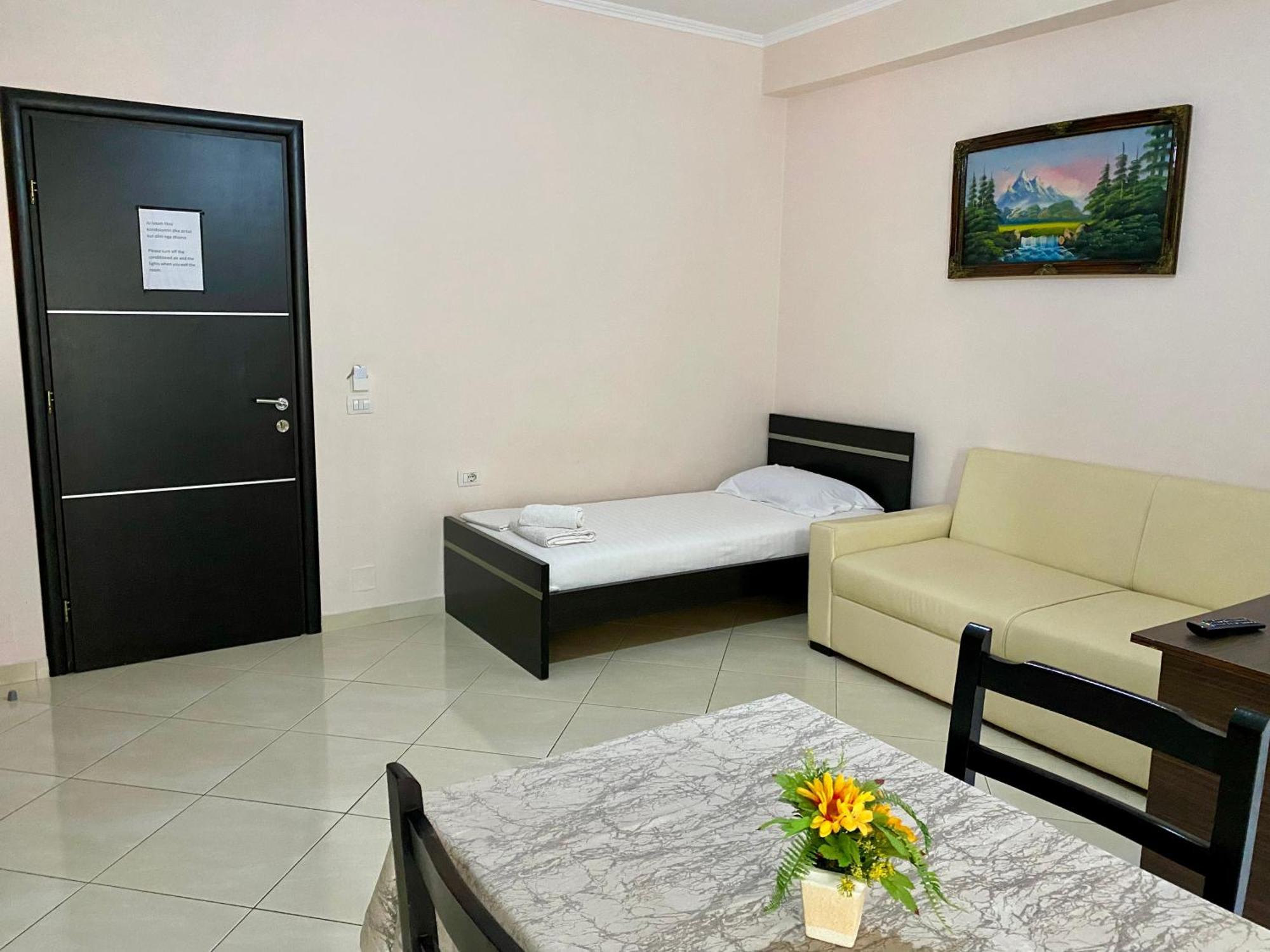 Hotel Metali Sarandë Esterno foto